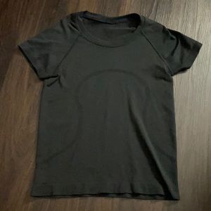 2.5 lululemon black shirt size 2